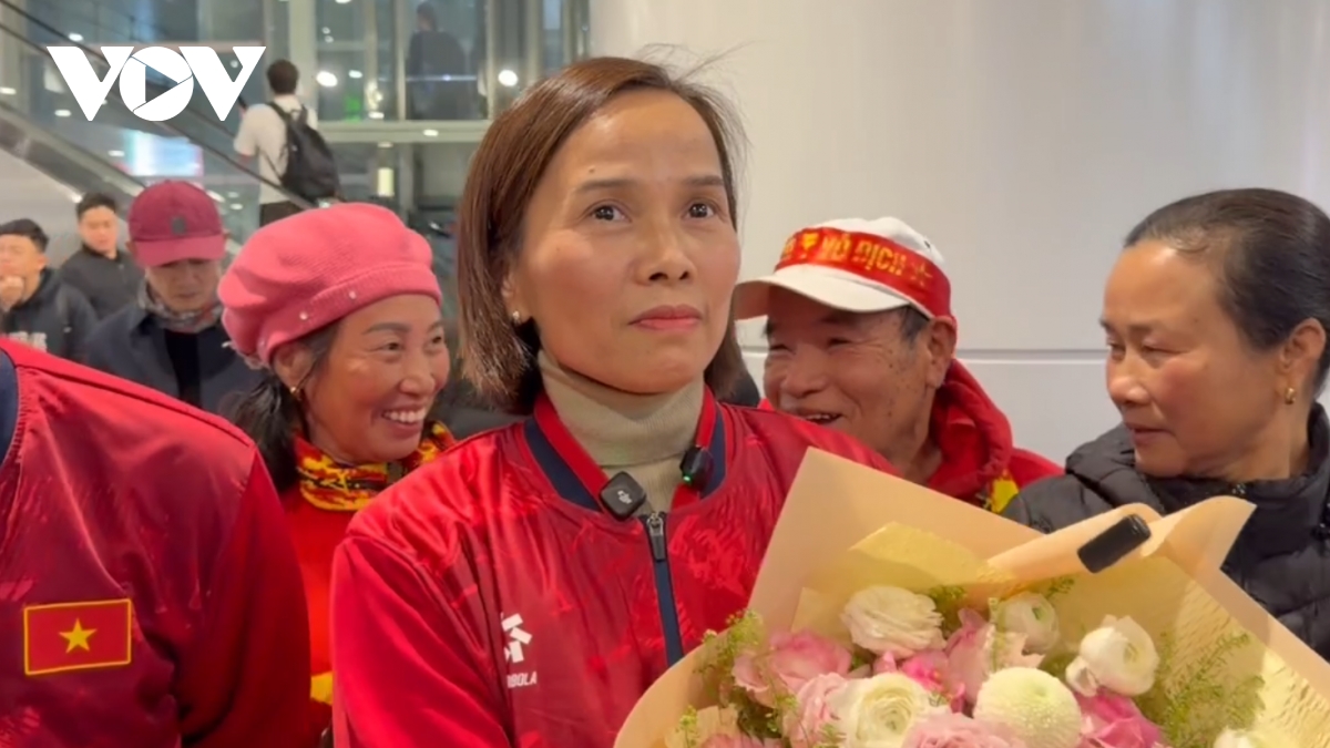 Mẹ tiền vệ Phạm Minh Phúc xúc động ra sân bay đón con và U23 Việt Nam về nước